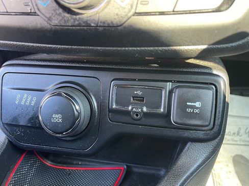 Used 2018 Jeep Renegade Latitude image 17