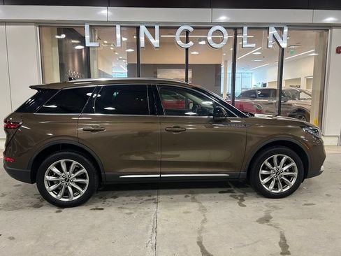 Used 2022 Lincoln Corsair AWD w/ Premium Package image 2