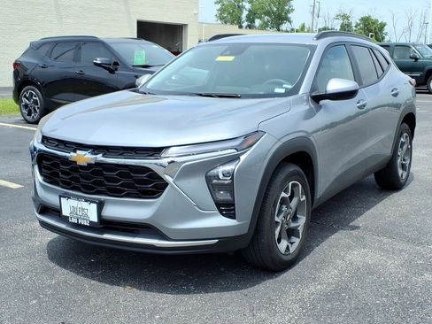 Used 2024 Chevrolet Trax LT FWD image 2