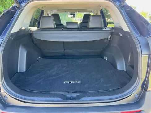 Used 2019 Toyota RAV4 XLE w/ Convenience Package FWD image 20