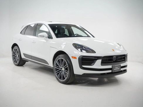 Certified 2025 Porsche Macan image 8