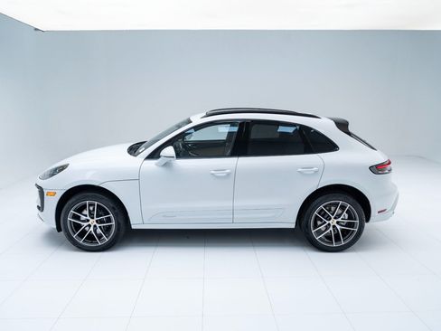 Certified 2026 Porsche Macan AWD/4WD image 2