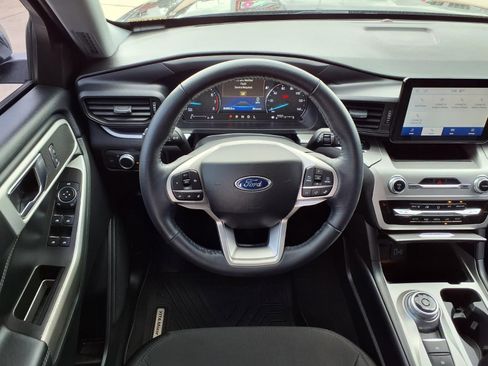 Used 2022 Ford Explorer XLT image 16