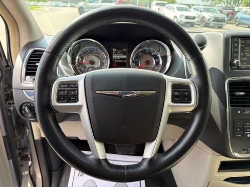 Used 2014 Chrysler Town & Country Touring-L w/ Driver Convenience Group FWD image 15