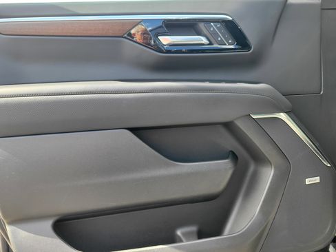 Certified 2025 Chevrolet Suburban High Country image 31