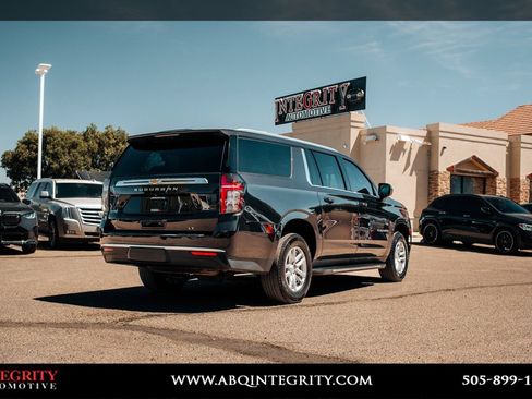 Used 2024 Chevrolet Suburban LT RWD image 7