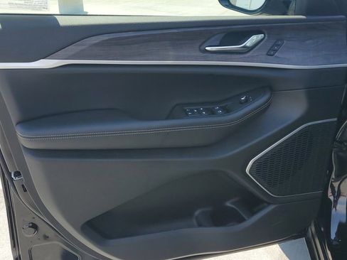 New 2025 Jeep Grand Cherokee Limited w/ Black Appearance Package image 21