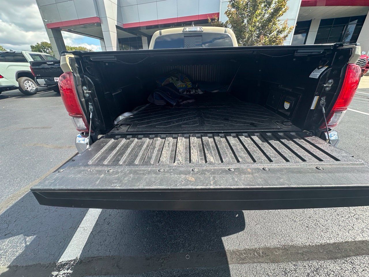 Used 2019 Toyota Tacoma TRD Off-Road AWD/4WD image 8