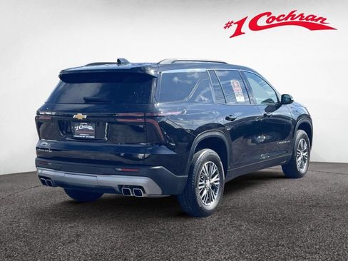 Used 2025 Chevrolet Traverse LT FWD image 7