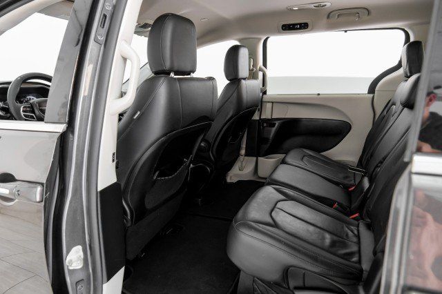 Used 2019 Chrysler Pacifica Touring-L FWD image 35