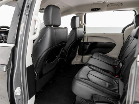 Used 2019 Chrysler Pacifica Touring-L FWD image 35