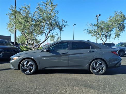 New 2025 Hyundai Elantra SEL image 3