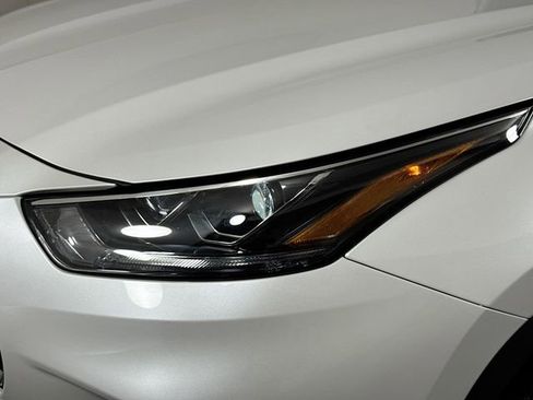 New 2026 Toyota Highlander Platinum image 3