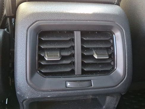 Used 2025 Volkswagen Taos SE w/ Panoramic Sunroof Package image 11