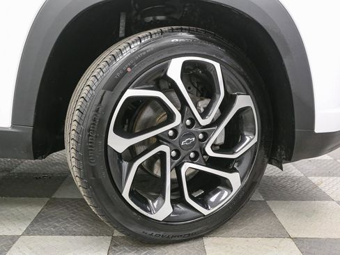 Used 2025 Chevrolet Trax RS FWD image 16