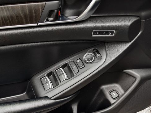 Used 2018 Honda Accord Touring image 11