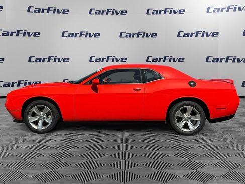 Used 2022 Dodge Challenger SXT RWD image 2