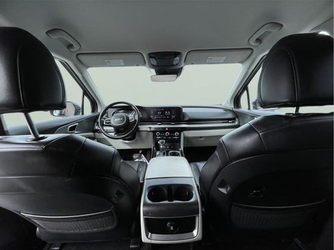 Used 2023 Kia Carnival LX image 18