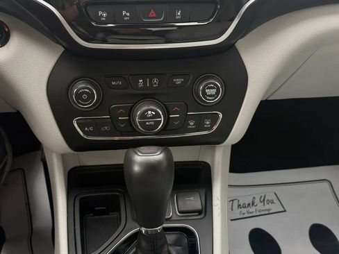 Used 2019 Jeep Cherokee Limited w/ Luxury Group FWD image 17