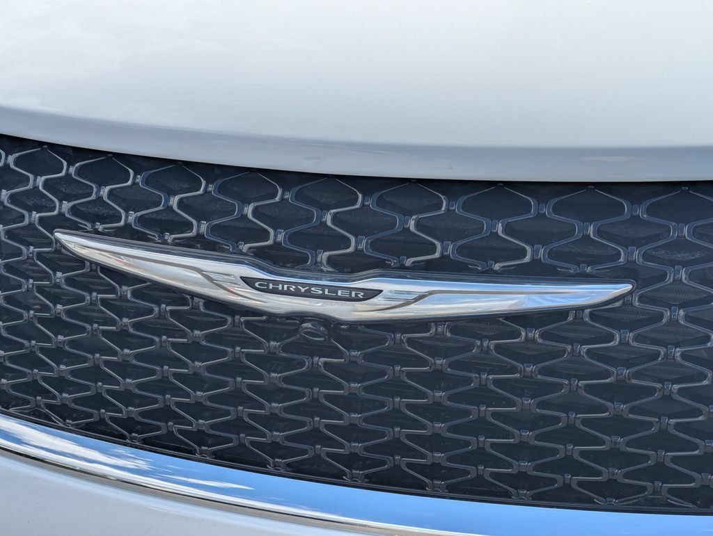 Used 2024 Chrysler Pacifica Touring-L FWD image 11