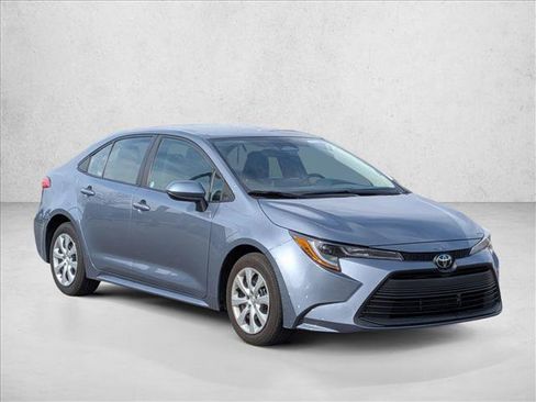 Used 2025 Toyota Corolla LE image 3