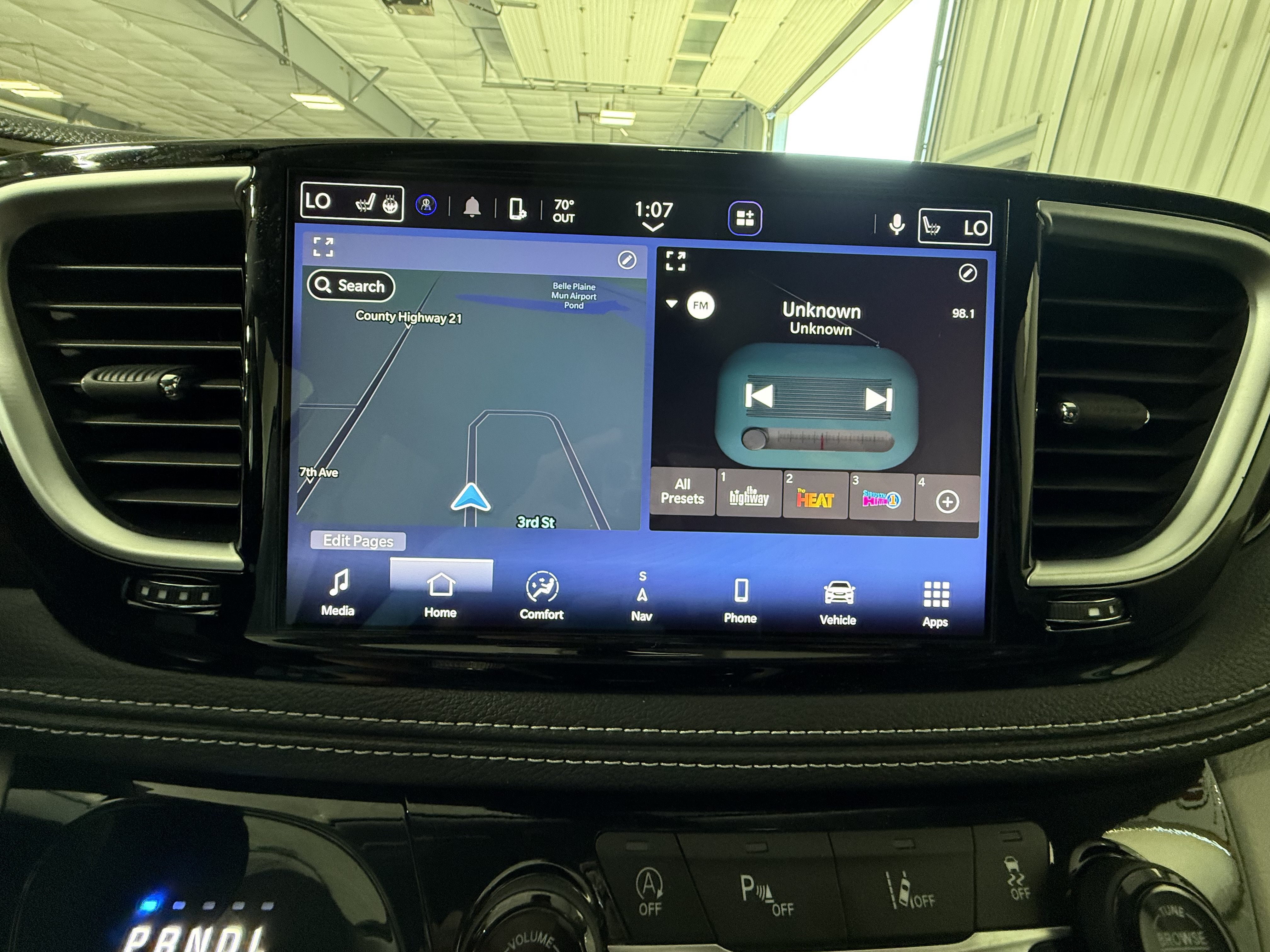 Used 2024 Chrysler Pacifica Limited w/ Trailer Tow Group FWD image 27