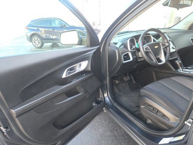 Used 2017 Chevrolet Equinox LT w/ Convenience Package AWD/4WD image 2