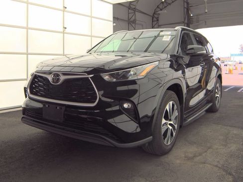 Used 2024 Toyota Highlander XLE AWD/4WD image 1