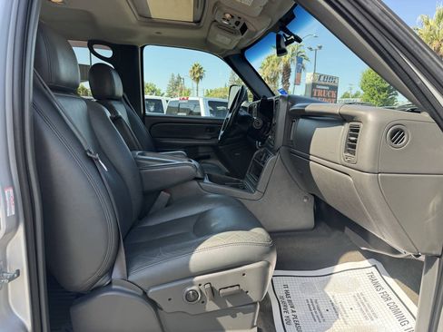 Used 2007 Chevrolet Silverado 2500 LT w/ Onstar Plus Package AWD/4WD image 12