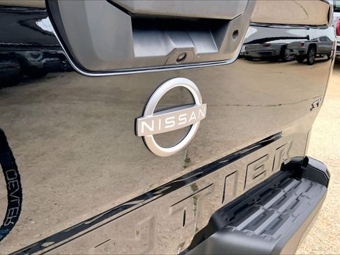 Used 2024 Nissan Frontier SV RWD image 31