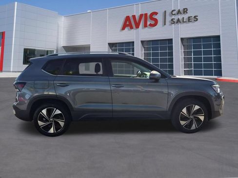 Used 2025 Volkswagen Taos SE AWD/4WD image 5