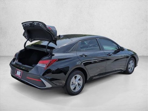 New 2026 Hyundai Elantra SE FWD image 2