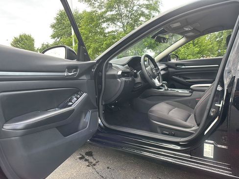 Used 2023 Nissan Altima 2.5 SV FWD image 2