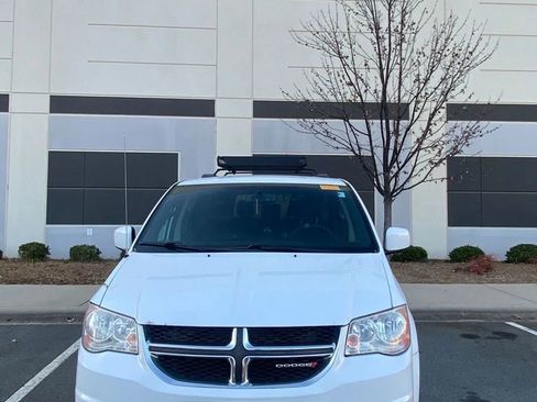 Used 2017 Dodge Grand Caravan SXT image 3