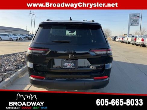 Used 2023 Jeep Grand Cherokee L Laredo image 7