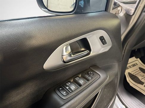 Used 2022 Chrysler Pacifica Touring-L w/ Uconnect Theater Family Group image 14