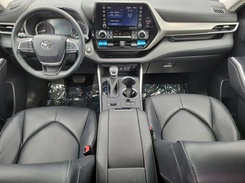 Used 2022 Toyota Highlander XLE FWD image 9