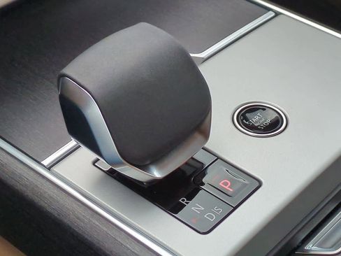 New 2025 Land Rover Range Rover Long Wheelbase SE image 33