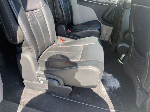 Used 2015 Chrysler Town & Country Limited Platinum FWD image 18