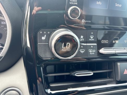 Used 2020 Toyota Highlander XLE FWD image 23