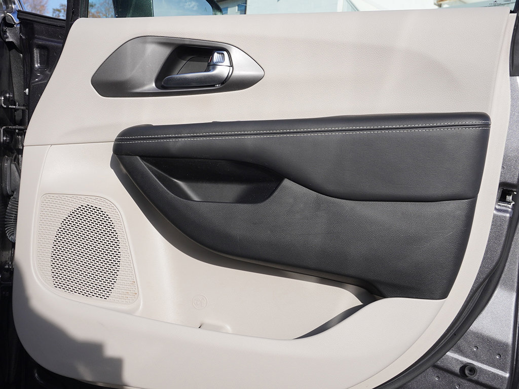Used 2022 Chrysler Pacifica Touring-L FWD image 22