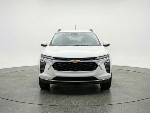 Used 2025 Chevrolet Trax LT FWD image 2