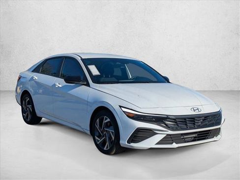 Used 2025 Hyundai Elantra Sport image 3