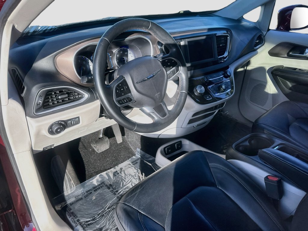 Used 2018 Chrysler Pacifica Touring-L FWD image 9