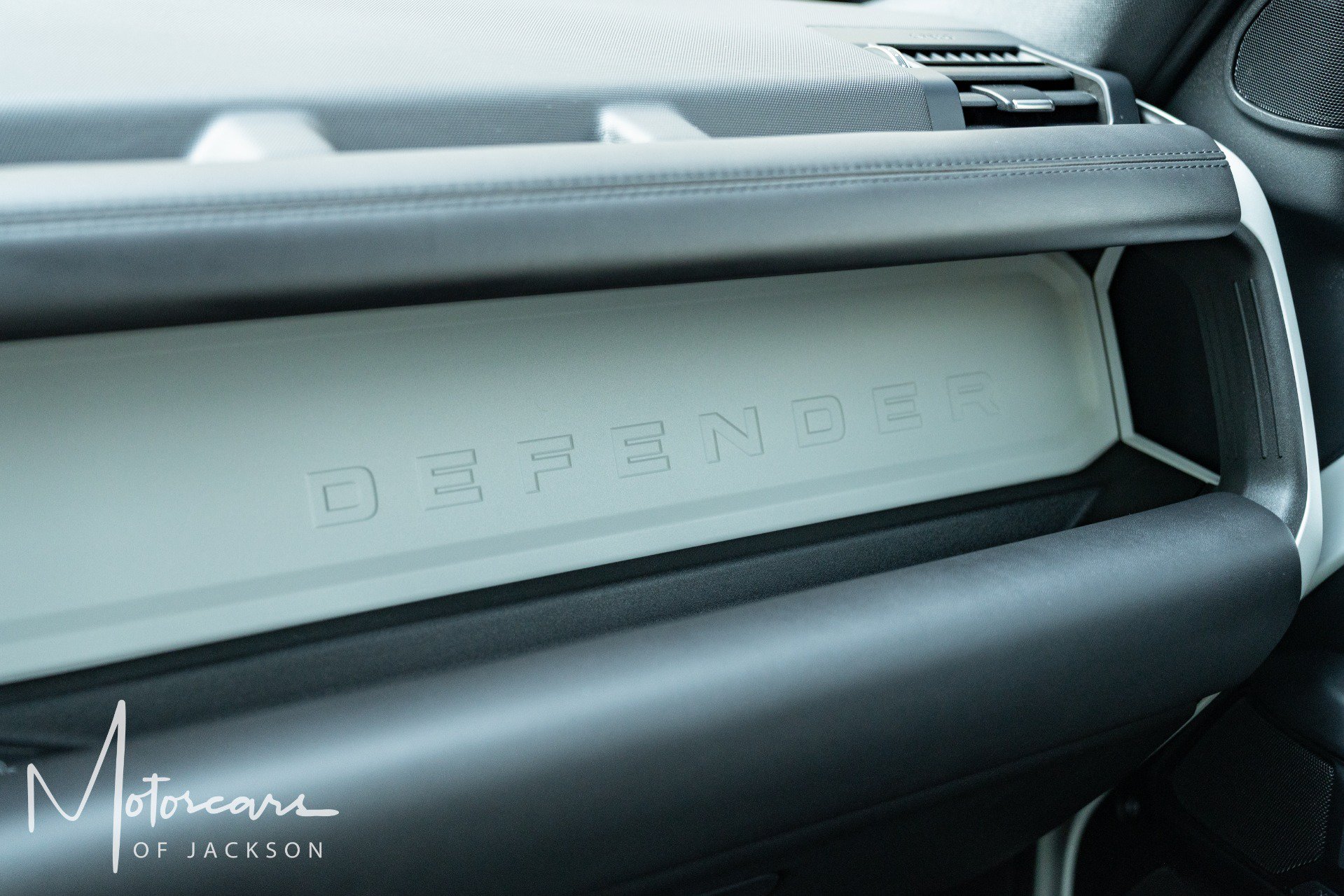 Used 2025 Land Rover Defender 130 X-Dynamic SE AWD/4WD image 32