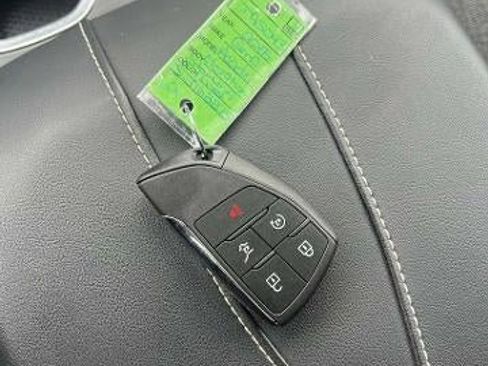 Used 2025 GMC Acadia Elevation image 8