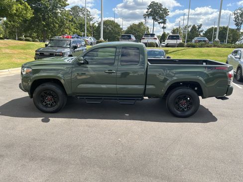 Used 2022 Toyota Tacoma TRD Sport w/ TRD Premium Sport Package AWD/4WD image 7