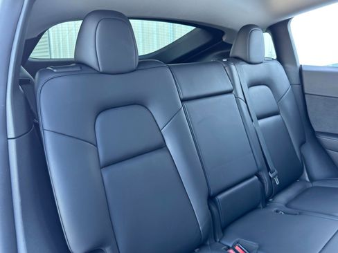 Used 2021 Tesla Model Y Long Range image 38