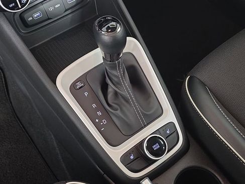 Used 2022 Hyundai Venue Limited image 31