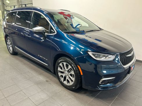 Used 2023 Chrysler Pacifica Pinnacle FWD image 2